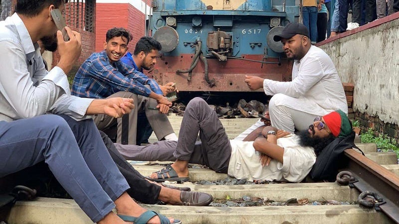 বরাদ্দ ট্রেন পছন্দ না হওয়ায় রেললাইন আটকে বিক্ষোভ, ঘণ্টাব্যাপী ট্রেন চলাচল বন্ধ